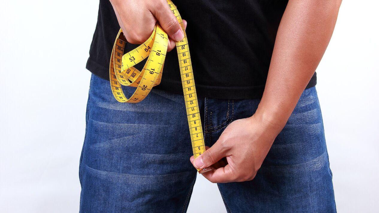 man measuring his penis before enlarging